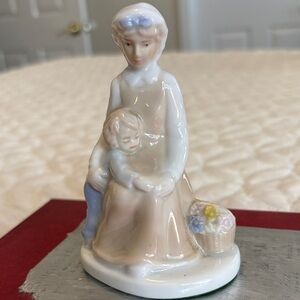 K’s Collection Porcelain Mother and Child Figurine EUC